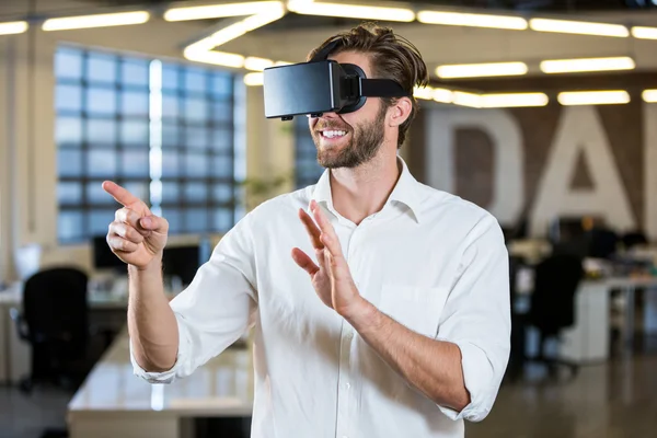 Hombre de negocios utilizando simulador de realidad virtual —  Fotos de Stock