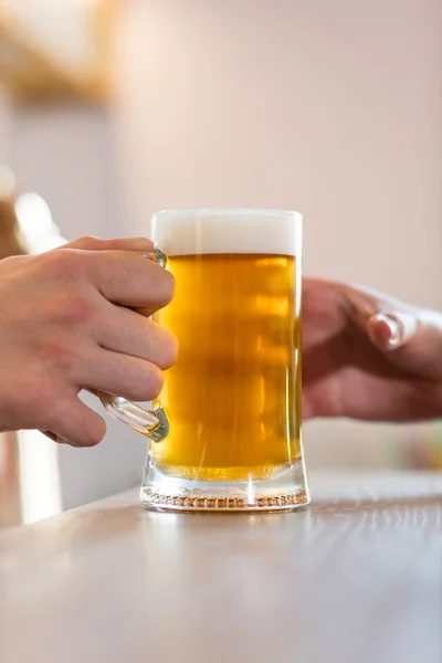 Bartender serving beer to customer — Stock Photo, Image