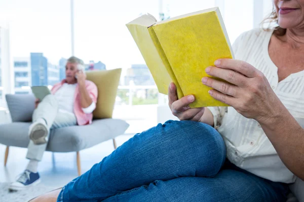 Mulher leitura livro — Fotografia de Stock