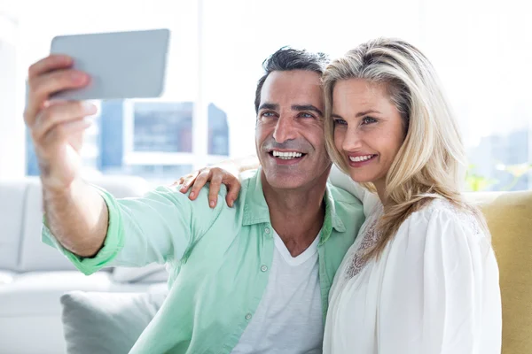 Couple prenant selfie à la maison — Photo