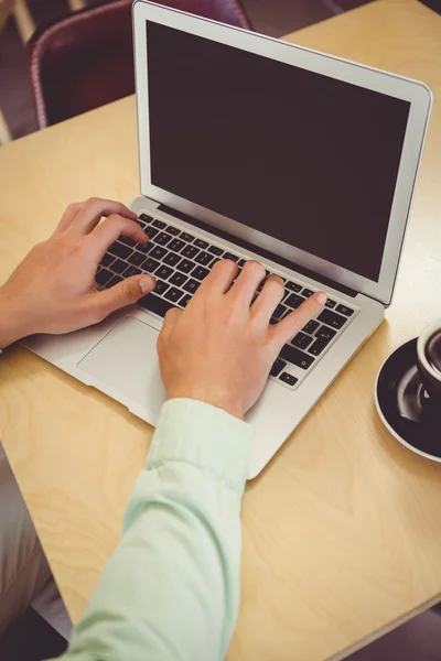 Uomo utilizzando il computer portatile — Foto Stock