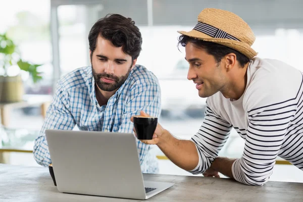 Zwei Freunde mit Laptop beim Kaffeetrinken — Stockfoto