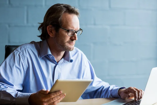 Fokuserade man använder laptop i office — Stockfoto