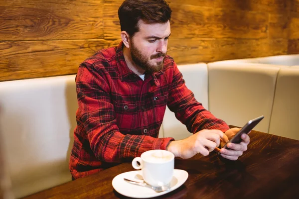 Muž používající mobilní telefon — Stock fotografie