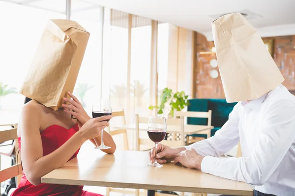 Coppia con sacchetti di carta marrone sopra la testa — Foto Stock