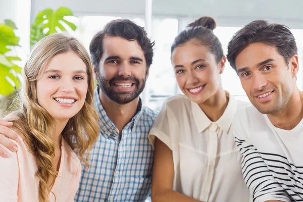 Retrato de amigos sorridentes sentados juntos — Fotografia de Stock