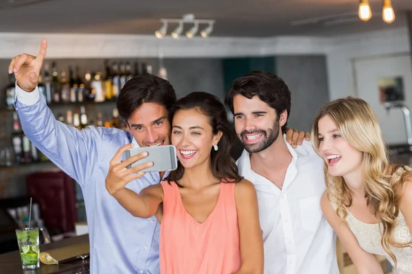 Skupina přátel s ohledem selfie — Stock fotografie