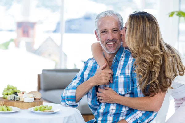 Kussen echtgenoot van de vrouw in restaurant — Stockfoto