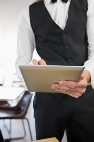 Ober met behulp van digitale tablet in restaurant — Stockfoto