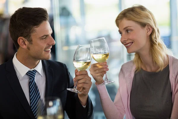 Lächelnde Geschäftskollegen stoßen mit Bierglas an — Stockfoto