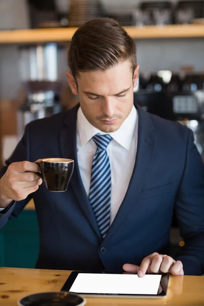 Γκρο πλαν του επιχειρηματία χρησιμοποιώντας ψηφιακή δισκίο σε καφετέρια — Φωτογραφία Αρχείου