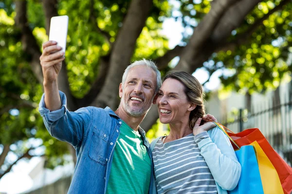 Szczęśliwa para Dorosła biorąc selfie — Zdjęcie stockowe