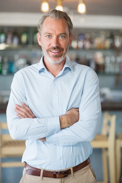 Portrait of smiling man standing with arms crossed — Stock Photo, Image