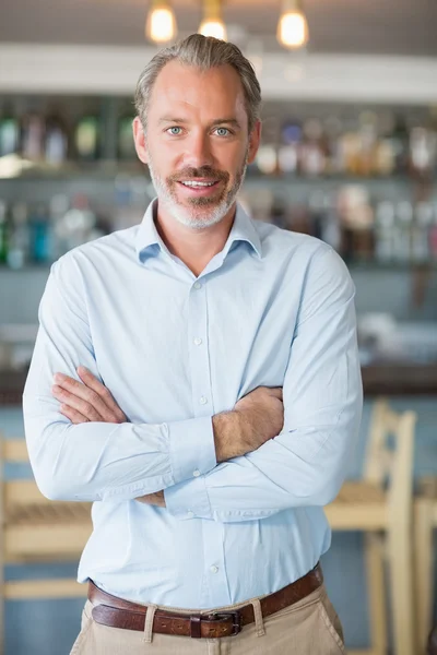 Retrato del hombre sonriente de pie con los brazos cruzados — Foto de Stock