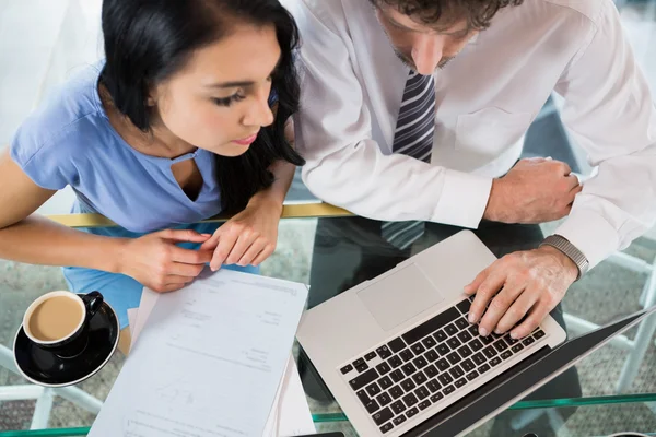 Empresario discutiendo con colega sobre portátil — Foto de Stock