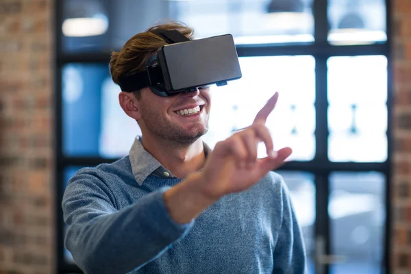 Бізнесмен використовує гарнітуру віртуальної реальності — стокове фото