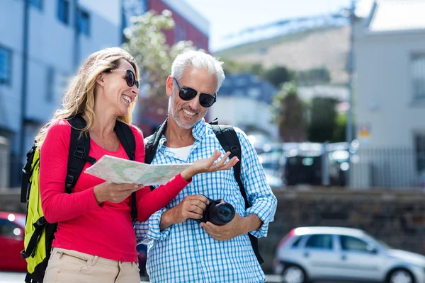 Älteres Paar hält Karte in der Hand — Stockfoto