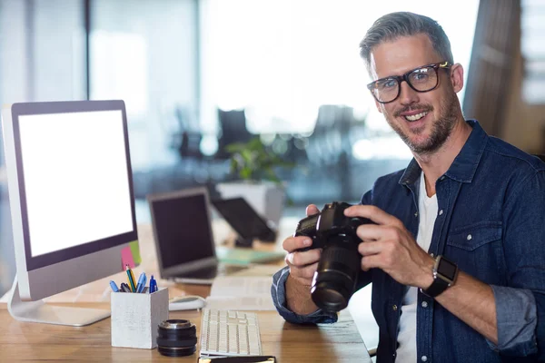 Smiling man holding camera — Stock Photo, Image