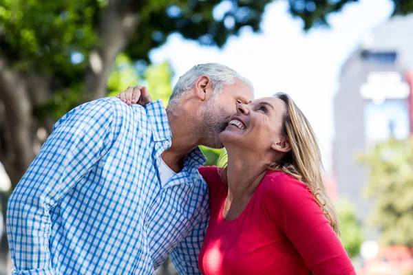 Reifer Mann küsst Frau — Stockfoto