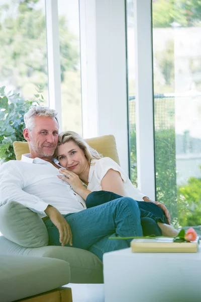 Pareja sentada en sillón — Foto de Stock