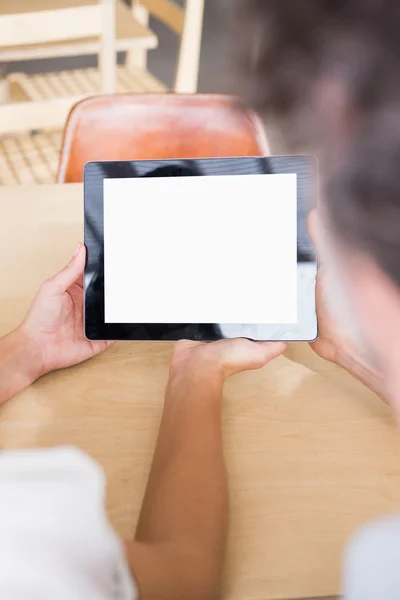 Donna che utilizza tablet digitale in mensa — Foto Stock