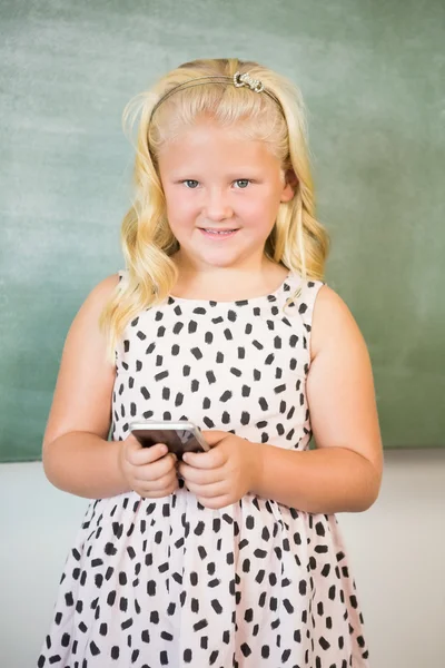 Colegiala usando teléfono móvil en el aula —  Fotos de Stock