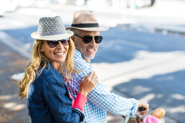 Glückliches Paar auf dem Fahrrad — Stockfoto