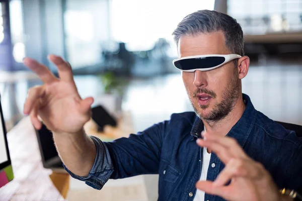 Mann mit virtueller Brille — Stockfoto