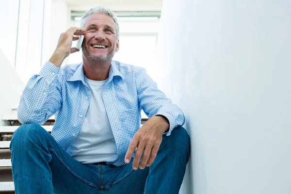 Uomo maturo utilizzando il telefono cellulare — Foto Stock