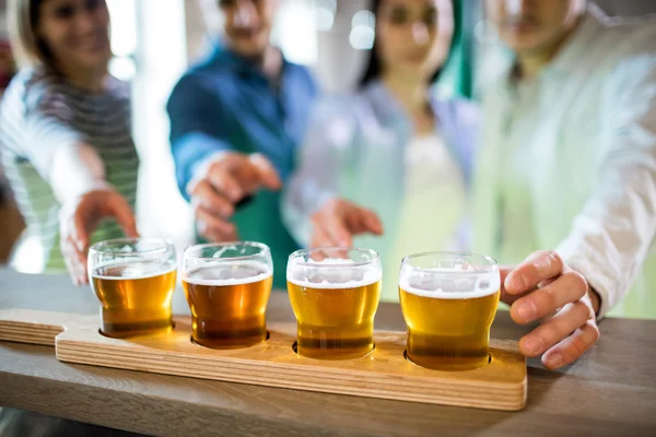 Amigos acercándose al sampler de cerveza — Foto de Stock