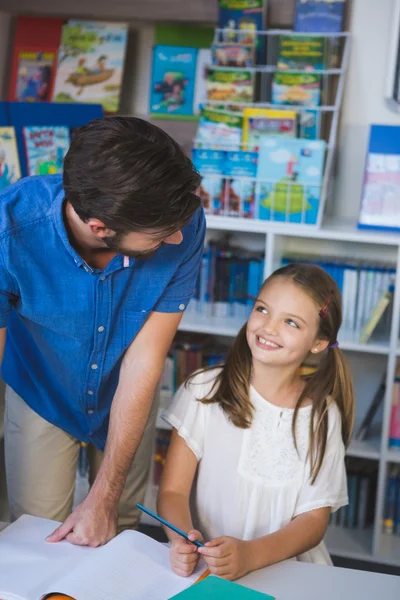 Nauczyciel i szkoła dziecko uśmiecha się w bibliotece — Zdjęcie stockowe