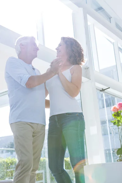 Casal feliz dançando em casa — Fotografia de Stock