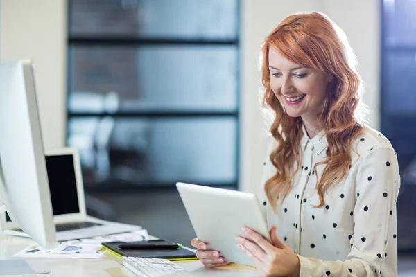 Zakenvrouw die digitale tablet gebruikt — Stockfoto