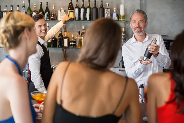 Amigos do sexo feminino a pedir bebidas — Fotografia de Stock