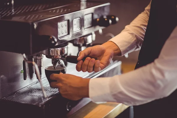 Garson kahve makinesi kullanma — Stok fotoğraf