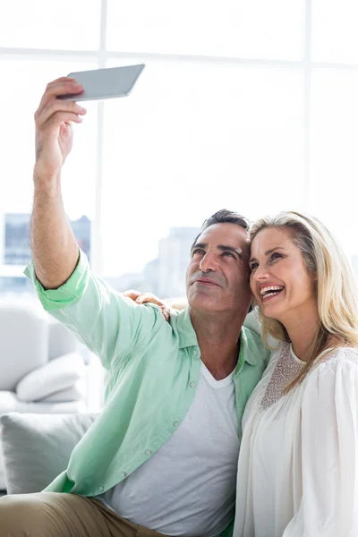 Lächelndes Paar macht Selfie — Stockfoto
