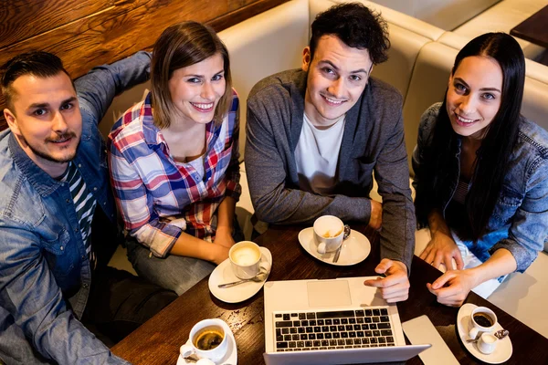 Amici che utilizzano il computer portatile al ristorante — Foto Stock