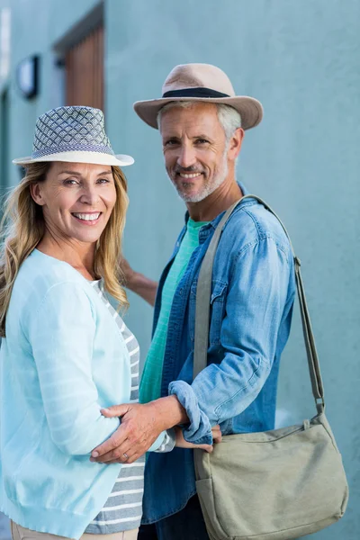 Ouder paar glimlachen door voort te bouwen — Stockfoto