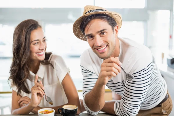 デザートを持っている笑顔のカップル — ストック写真