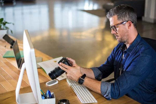 Man holding camera in office — Stock Photo, Image