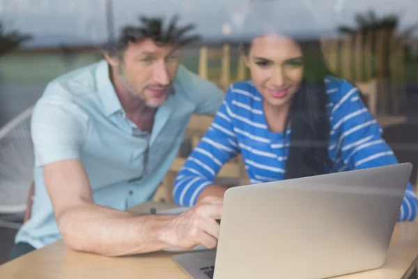 Pareja usando laptop en cafetería —  Fotos de Stock