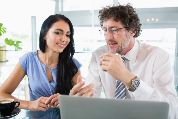 Empresario discutiendo con colega sobre portátil — Foto de Stock