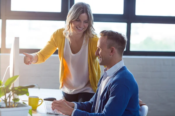 Frau diskutiert mit Mann — Stockfoto