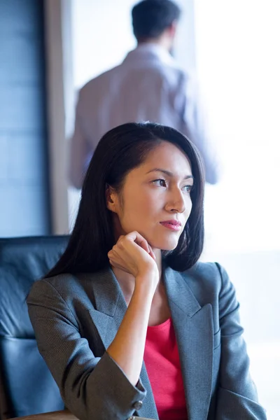 Mujer de negocios pensativa sentada en el cargo —  Fotos de Stock