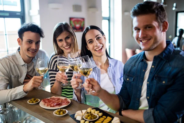 Amigos disfrutando del vino y la comida — Foto de Stock