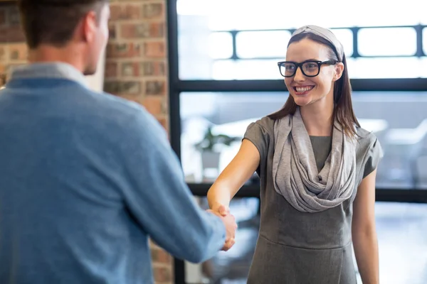 Zakenvrouw schudden handen met collega — Stockfoto