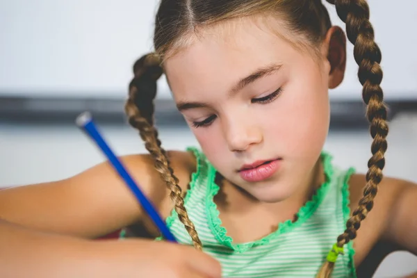 Schülerin macht Hausaufgaben im Klassenzimmer — Stockfoto