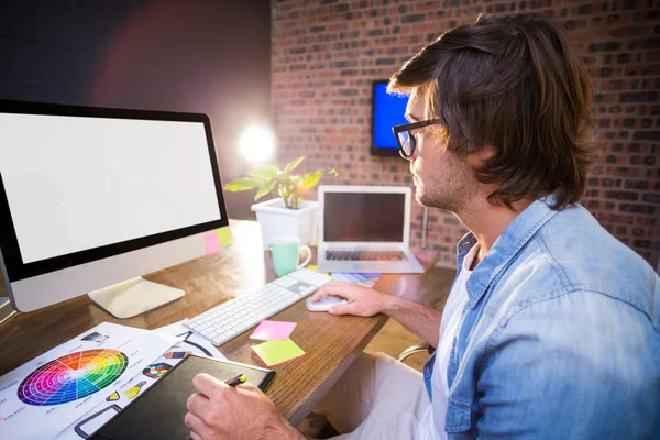 Homme travaillant dans un bureau créatif — Photo