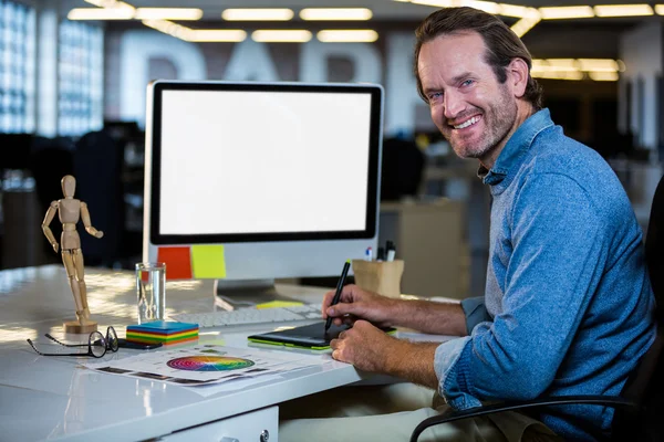 Photo editor smiling while working — Stock Photo, Image