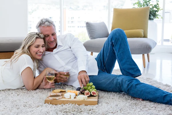 Couple having food — Stock Photo, Image